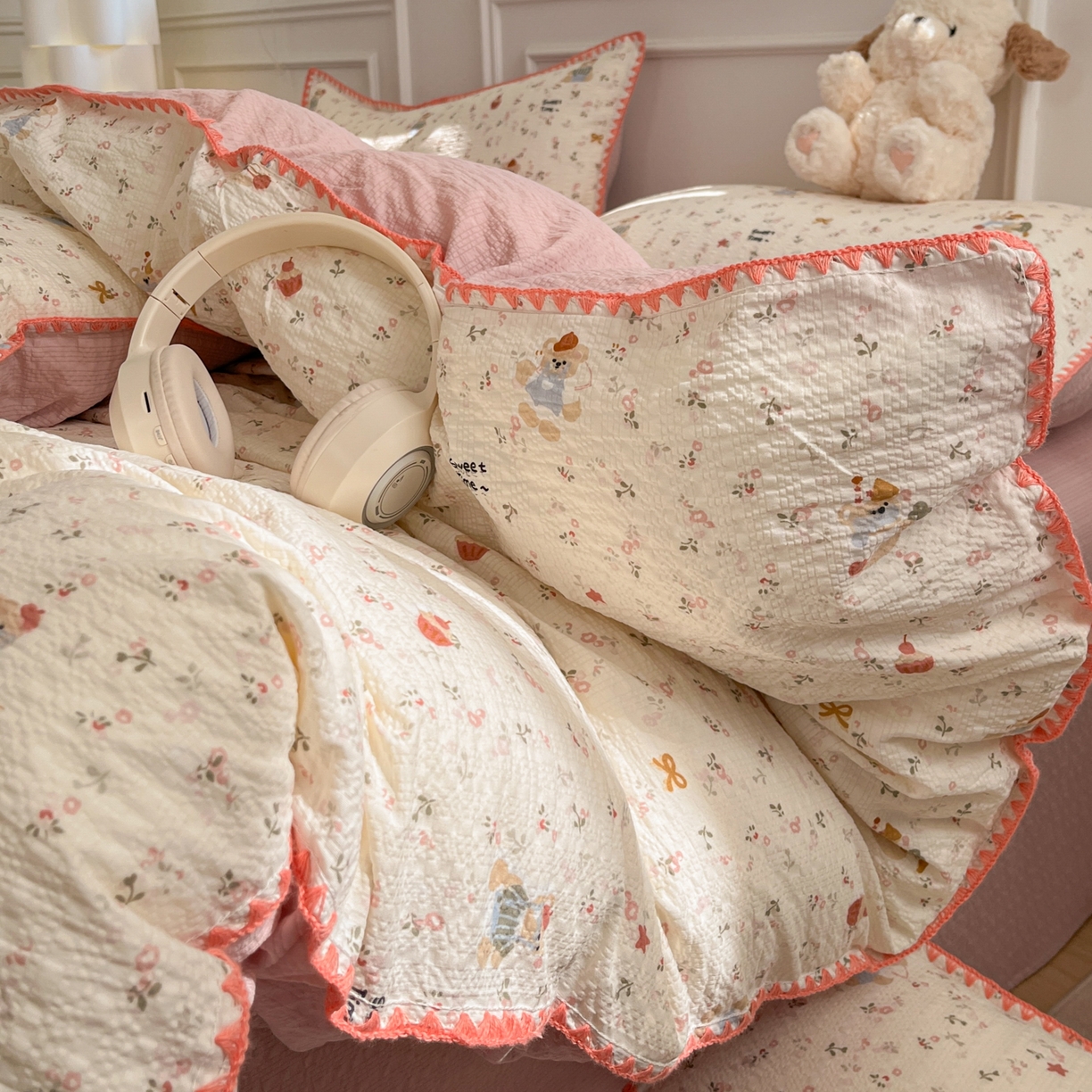 91家纺网 家纺一手货源 找家纺 慕澄家纺 2026新款小清新印花泡芙纱贝壳边四件套 甜莓小熊园