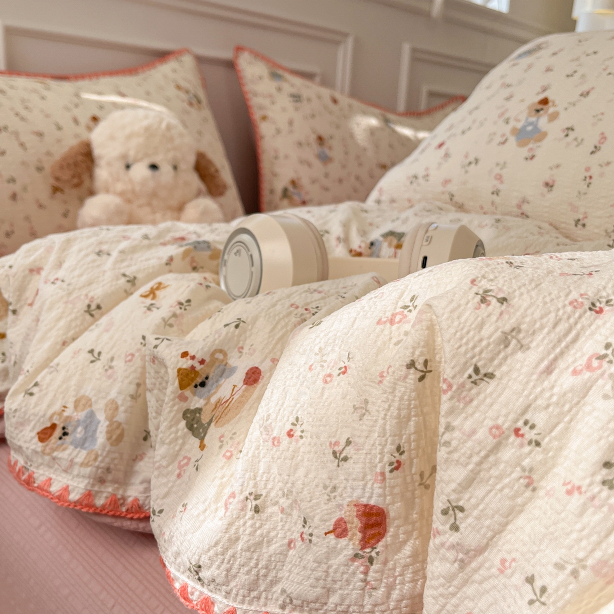 91家纺网 家纺一手货源 找家纺 慕澄家纺 2026新款小清新印花泡芙纱贝壳边四件套 甜莓小熊园