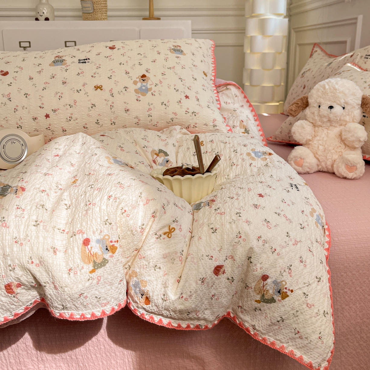 91家纺网 家纺一手货源 找家纺 慕澄家纺 2026新款小清新印花泡芙纱贝壳边四件套 甜莓小熊园