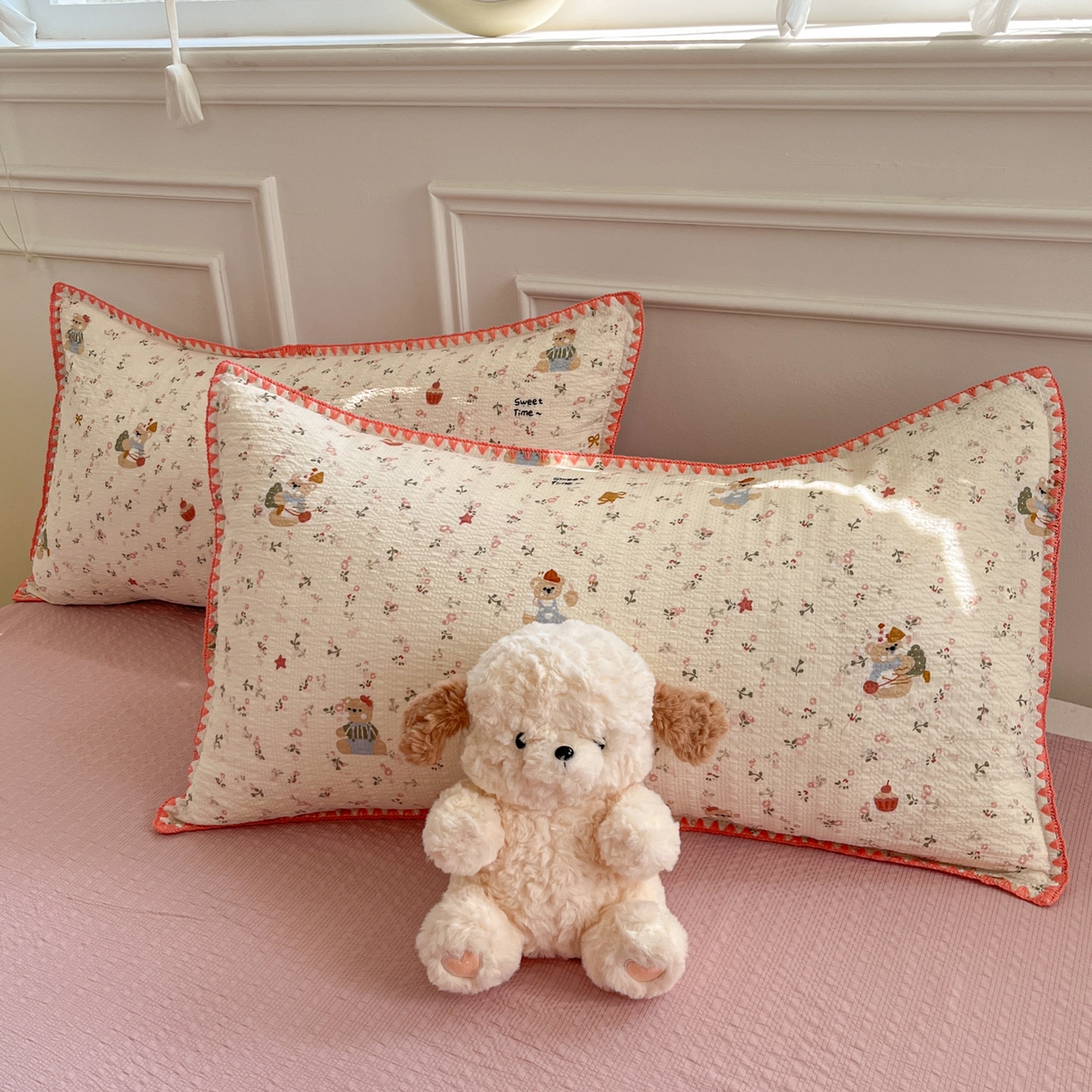 91家纺网 家纺一手货源 找家纺 慕澄家纺 2026新款小清新印花泡芙纱贝壳边四件套 甜莓小熊园