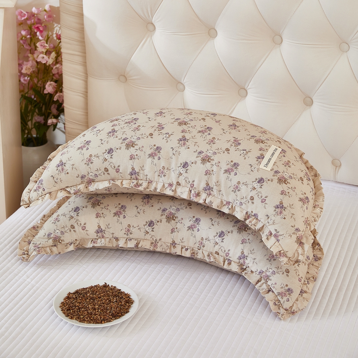 91家纺网 家纺一手货源 找家纺 梦叶草 2026新款全棉碎花月牙花边荞麦枕 全棉碎花月牙荞麦枕-碎花紫