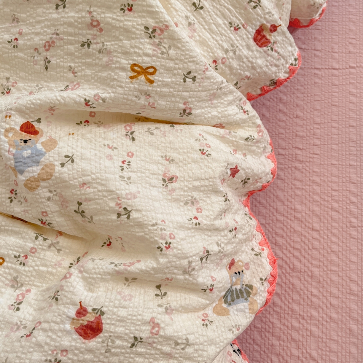 91家纺网 家纺一手货源 找家纺 慕澄家纺 2026新款小清新印花泡芙纱贝壳边四件套 甜莓小熊园