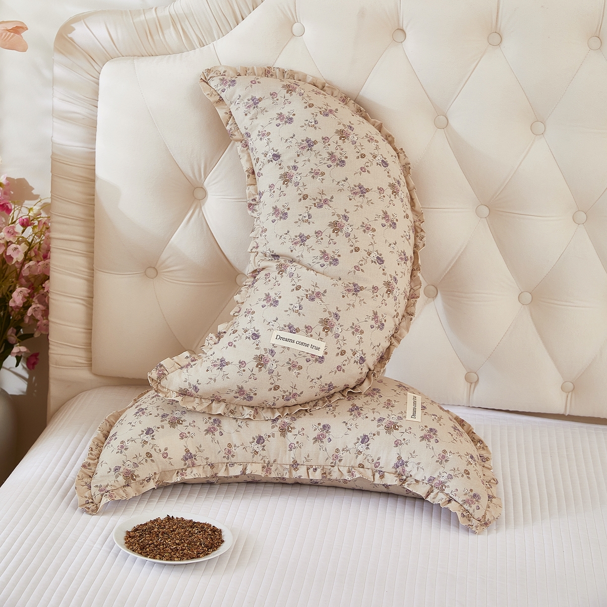 91家纺网 家纺一手货源 找家纺 梦叶草 2026新款全棉碎花月牙花边荞麦枕 全棉碎花月牙荞麦枕-碎花紫