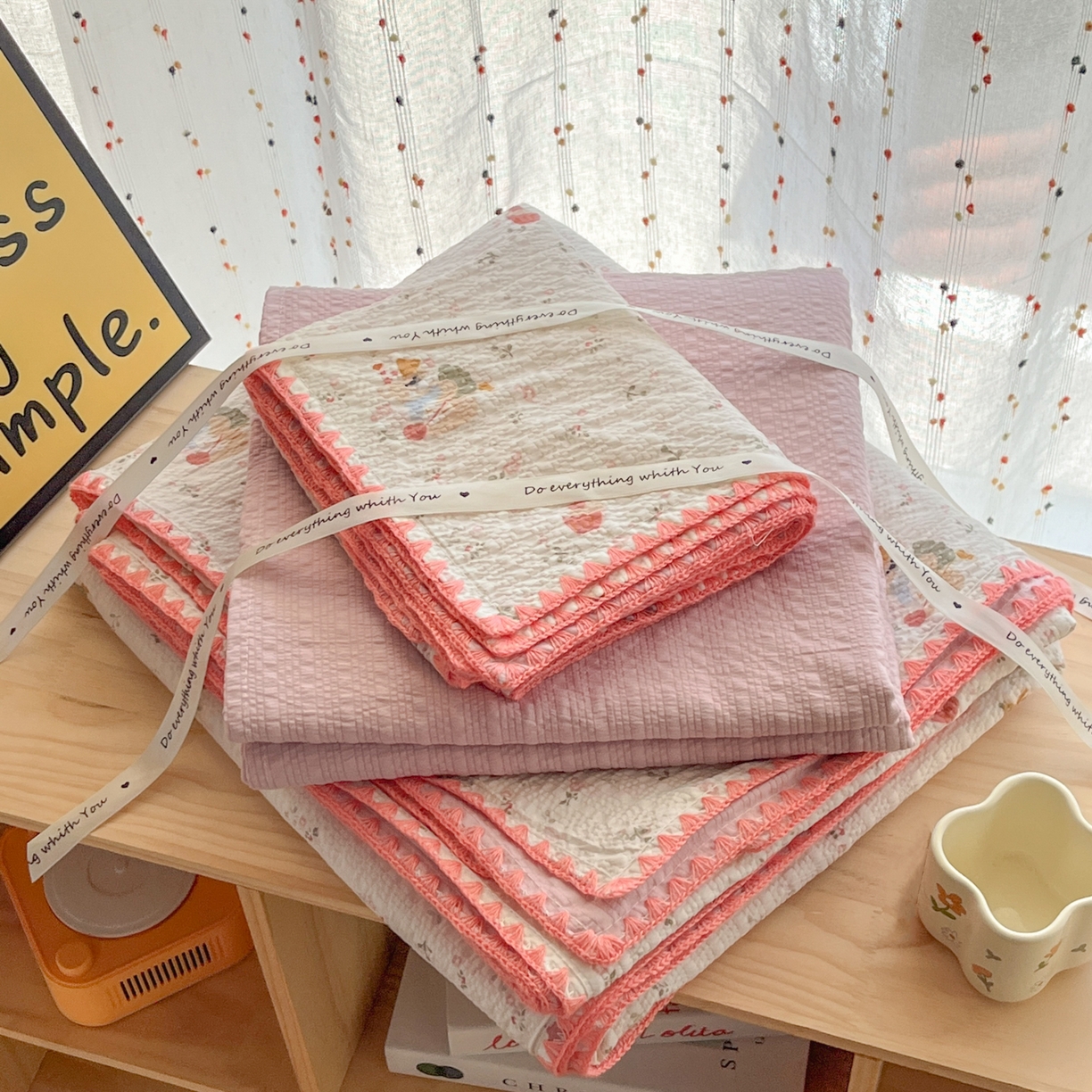 91家纺网 家纺一手货源 找家纺 慕澄家纺 2026新款小清新印花泡芙纱贝壳边四件套 甜莓小熊园