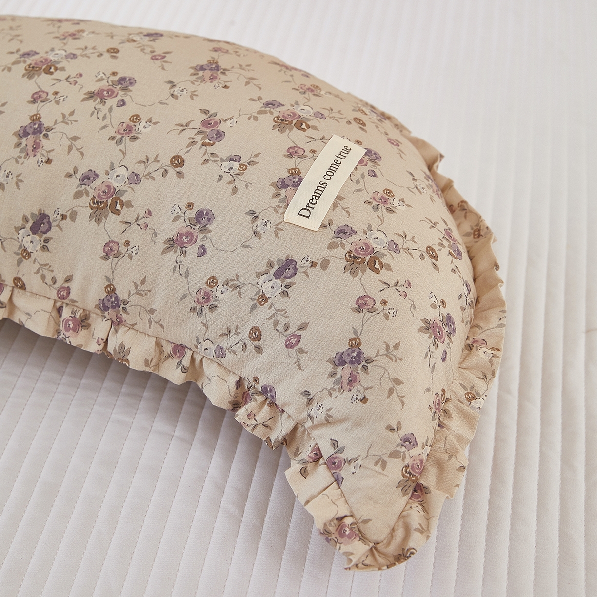 91家纺网 家纺一手货源 找家纺 梦叶草 2026新款全棉碎花月牙花边荞麦枕 全棉碎花月牙荞麦枕-碎花紫