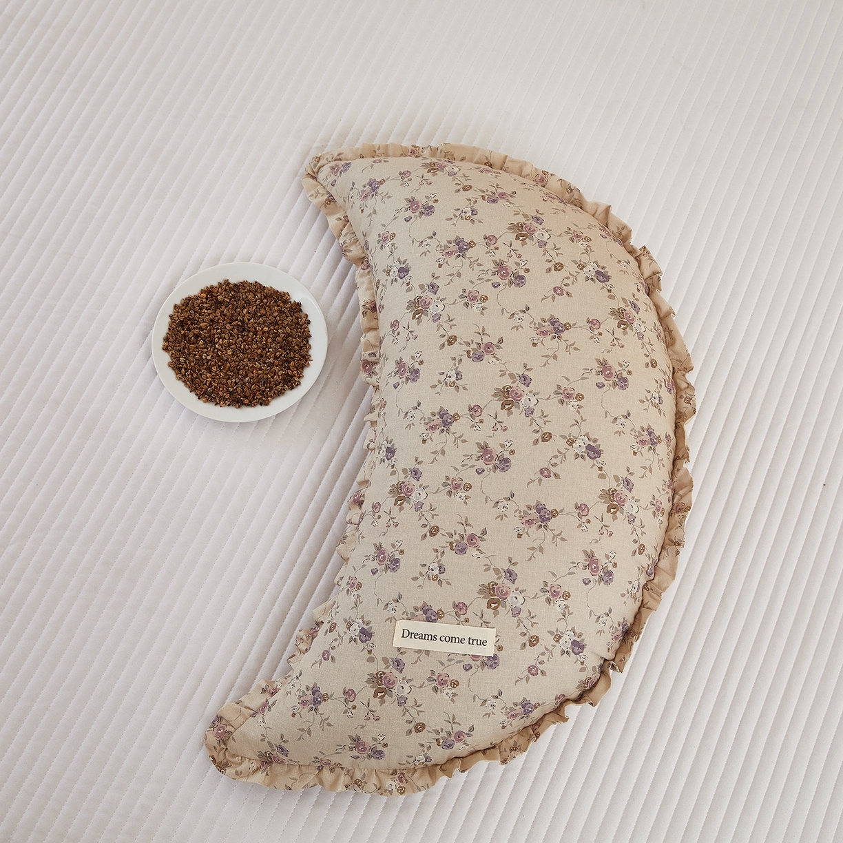 91家纺网 家纺一手货源 找家纺 梦叶草 2026新款全棉碎花月牙花边荞麦枕 全棉碎花月牙荞麦枕-碎花紫