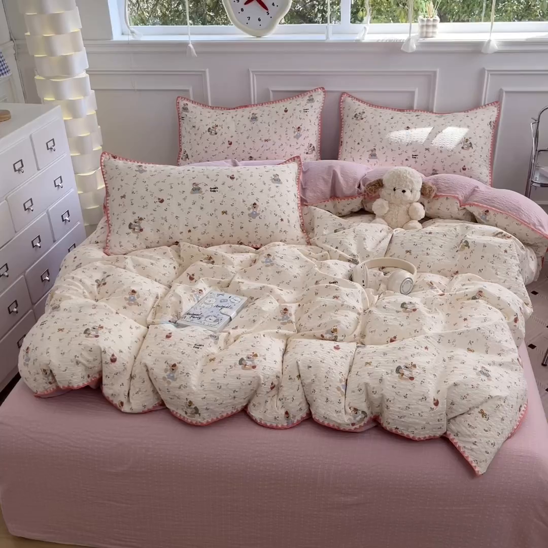 91家纺网 家纺一手货源 找家纺 慕澄家纺 2026新款小清新印花泡芙纱贝壳边四件套 甜莓小熊园