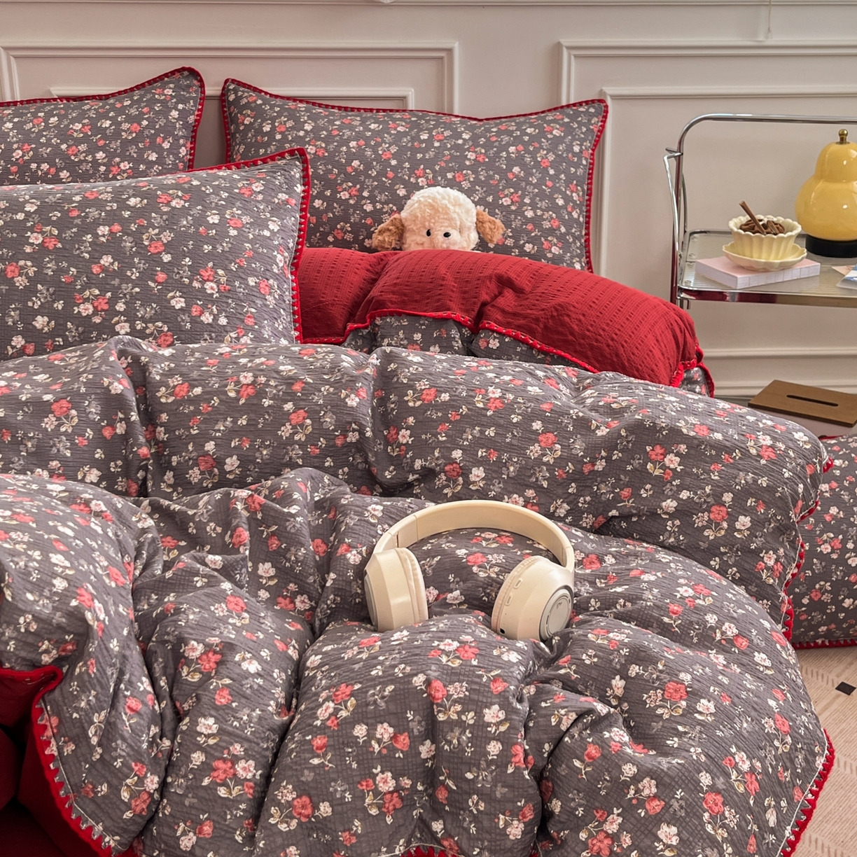 91家纺网 家纺一手货源 找家纺 慕澄家纺 2026新款小清新印花泡芙纱贝壳边四件套 午夜花园