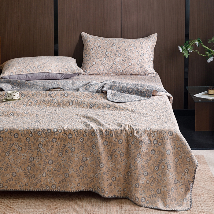 91家纺网 家纺一手货源 找家纺 悦然毛巾被 2026新款全棉三层纱A类多功能毛巾被休闲毯夏被床盖床单 花涧寻踪