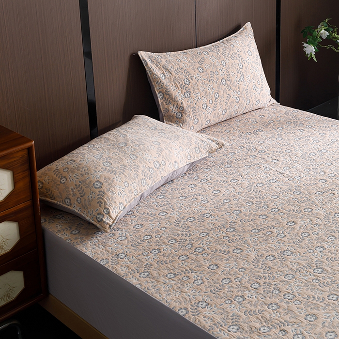 91家纺网 家纺一手货源 找家纺 悦然毛巾被 2026新款全棉三层纱A类多功能毛巾被休闲毯夏被床盖床单 花涧寻踪