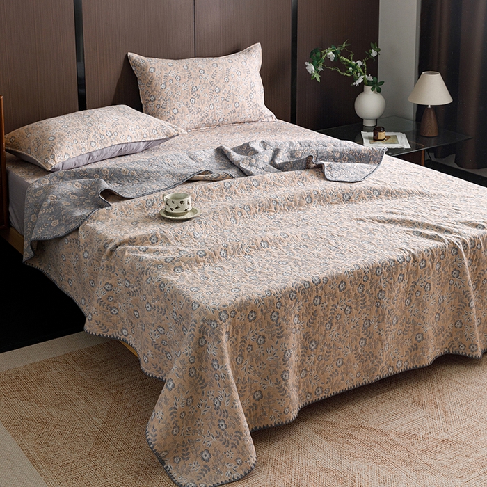 91家纺网 家纺一手货源 找家纺 悦然毛巾被 2026新款全棉三层纱A类多功能毛巾被休闲毯夏被床盖床单 花涧寻踪