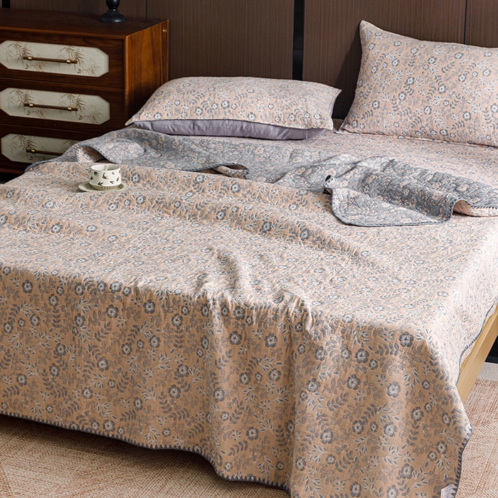 91家纺网 家纺一手货源 找家纺 悦然毛巾被 2026新款全棉三层纱A类多功能毛巾被休闲毯夏被床盖床单 花涧寻踪