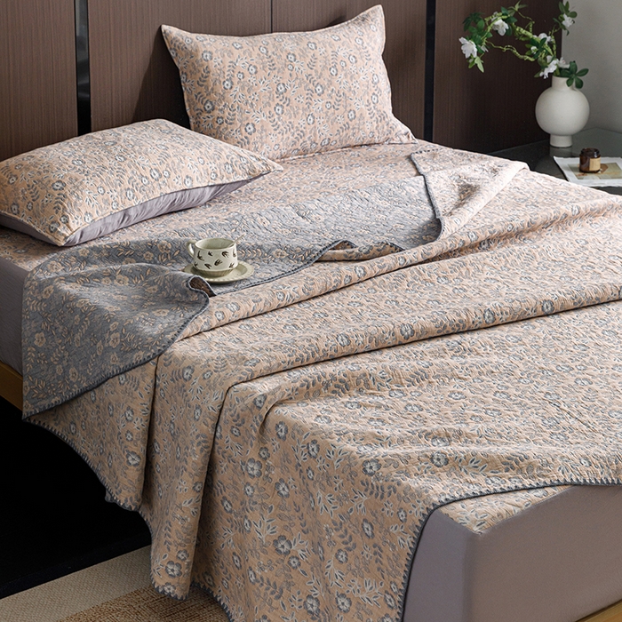 91家纺网 家纺一手货源 找家纺 悦然毛巾被 2026新款全棉三层纱A类多功能毛巾被休闲毯夏被床盖床单 花涧寻踪