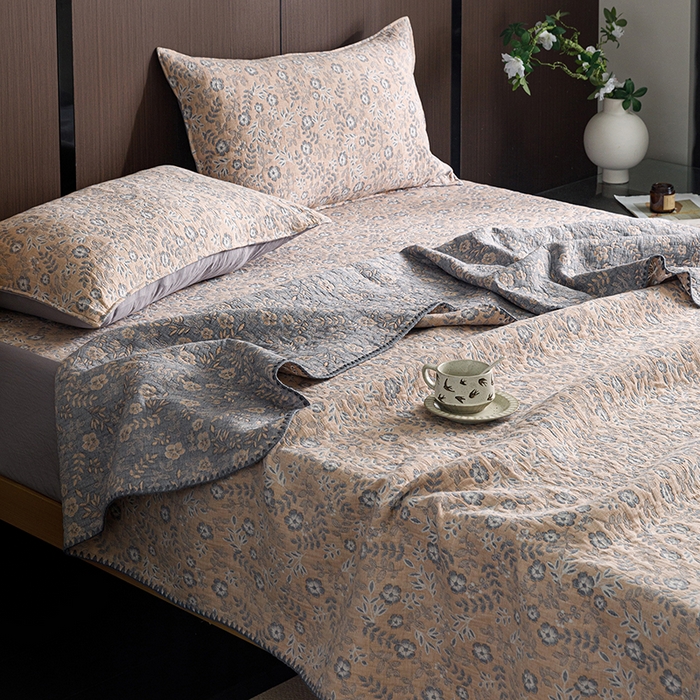 91家纺网 家纺一手货源 找家纺 悦然毛巾被 2026新款全棉三层纱A类多功能毛巾被休闲毯夏被床盖床单 花涧寻踪