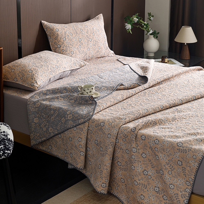 91家纺网 家纺一手货源 找家纺 悦然毛巾被 2026新款全棉三层纱A类多功能毛巾被休闲毯夏被床盖床单 花涧寻踪