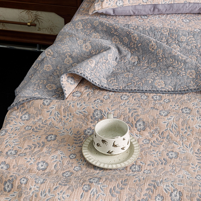 91家纺网 家纺一手货源 找家纺 悦然毛巾被 2026新款全棉三层纱A类多功能毛巾被休闲毯夏被床盖床单 花涧寻踪