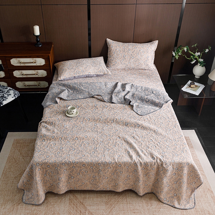 91家纺网 家纺一手货源 找家纺 悦然毛巾被 2026新款全棉三层纱A类多功能毛巾被休闲毯夏被床盖床单 花涧寻踪