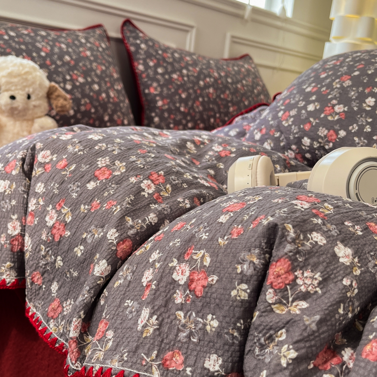 91家纺网 家纺一手货源 找家纺 慕澄家纺 2026新款小清新印花泡芙纱贝壳边四件套 午夜花园