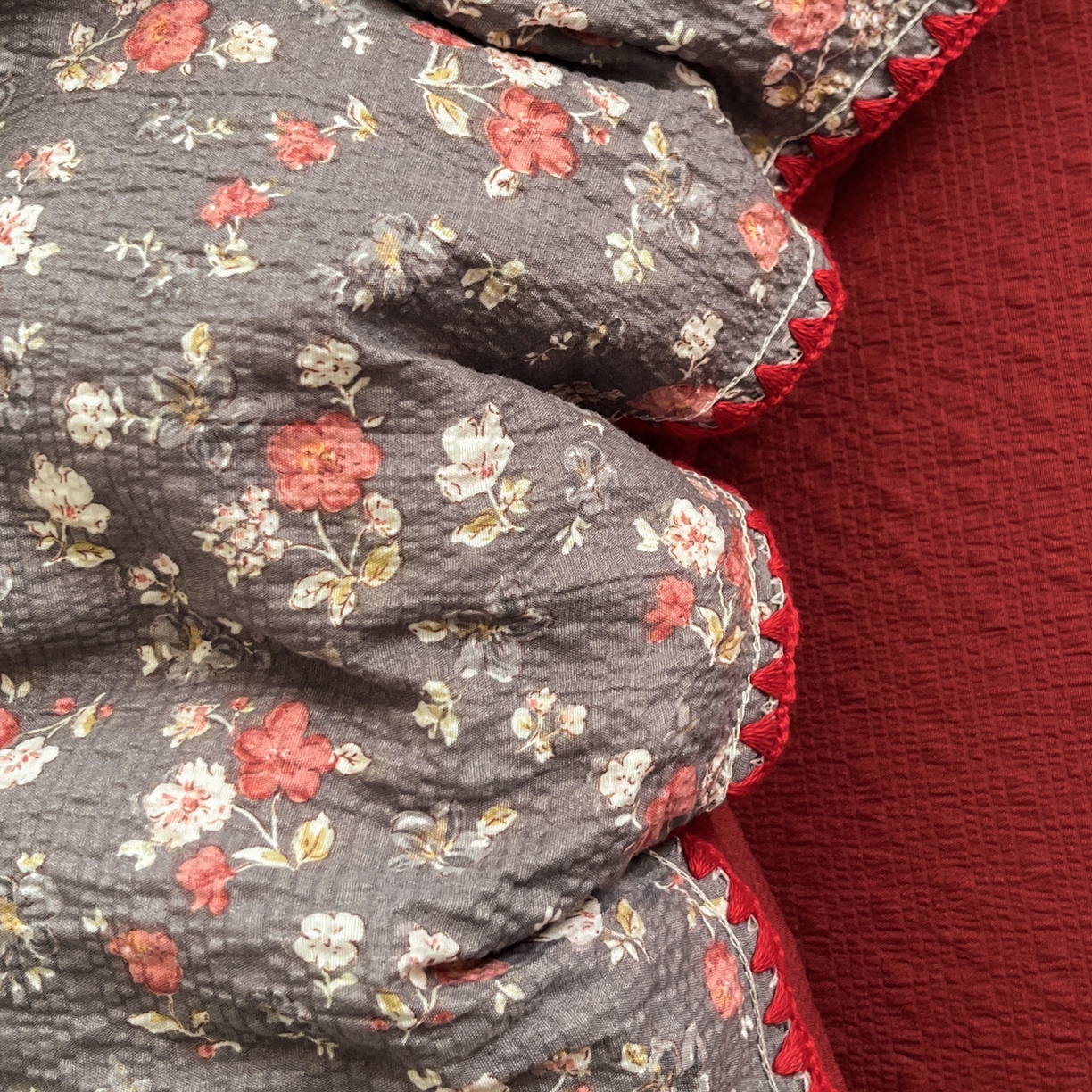 91家纺网 家纺一手货源 找家纺 慕澄家纺 2026新款小清新印花泡芙纱贝壳边四件套 午夜花园