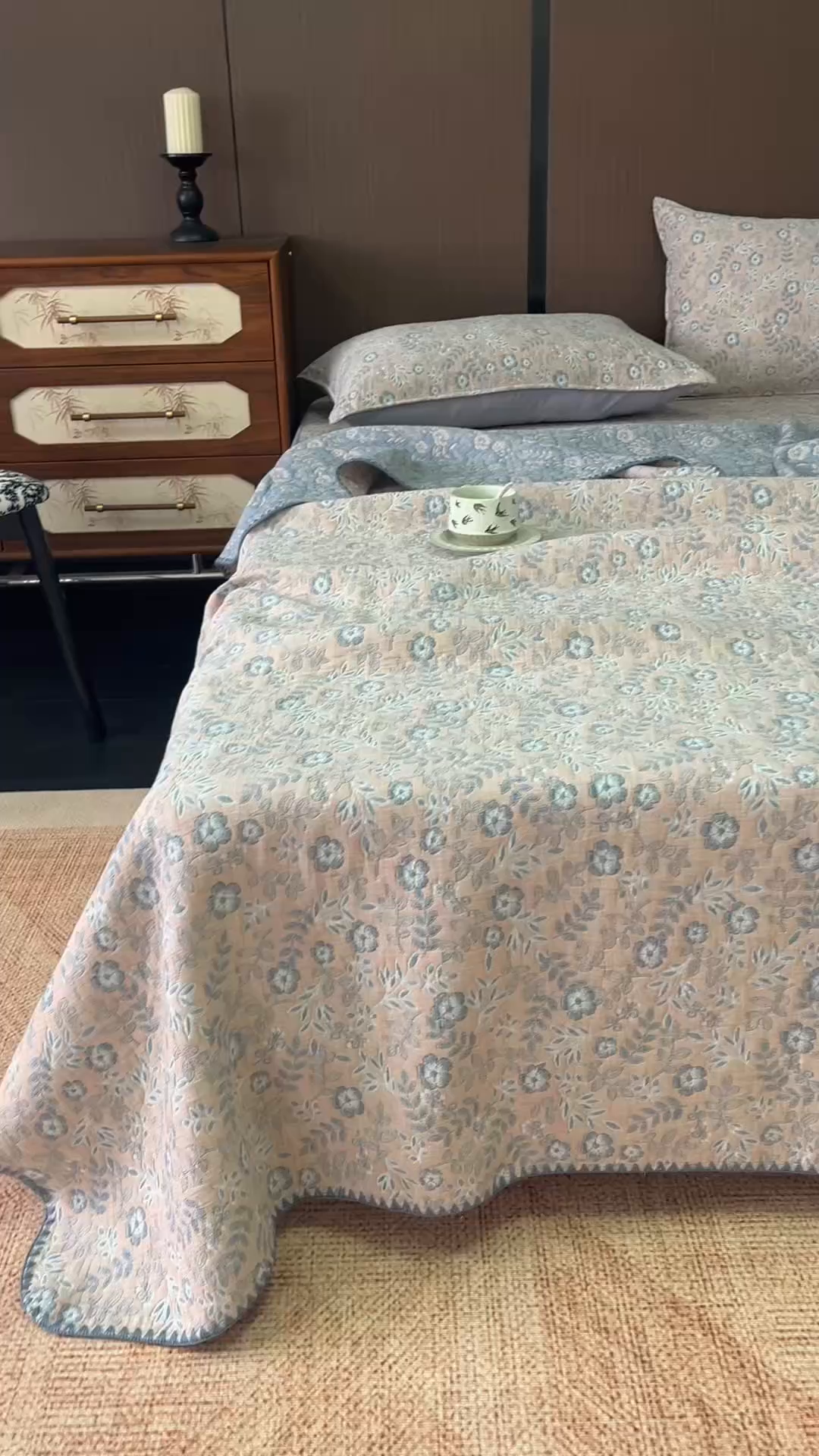 91家纺网 家纺一手货源 找家纺 悦然毛巾被 2026新款全棉三层纱A类多功能毛巾被休闲毯夏被床盖床单 花涧寻踪