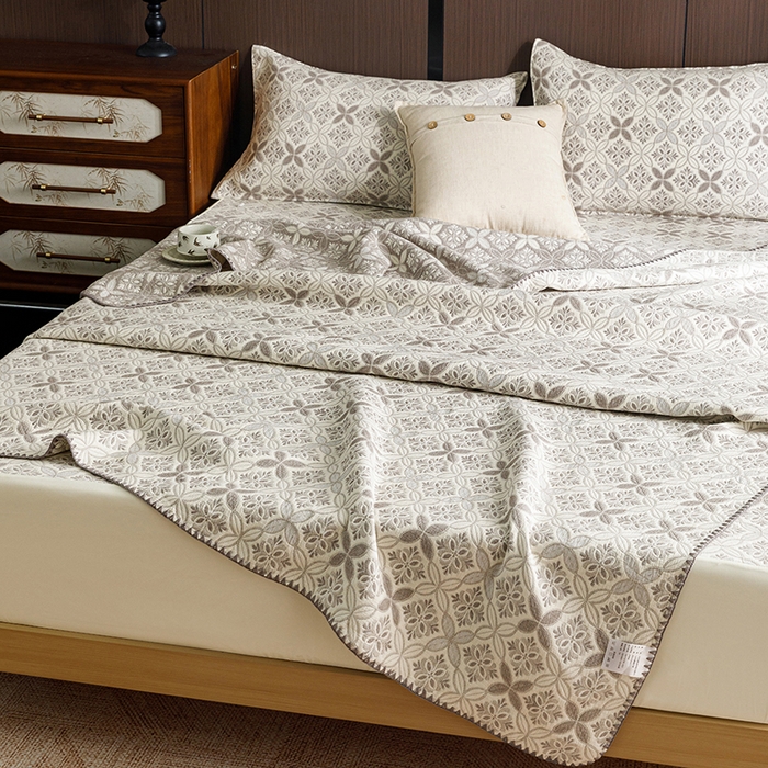 91家纺网 家纺一手货源 找家纺 悦然毛巾被 2026新款全棉三层纱A类多功能毛巾被休闲毯夏被床盖床单 几何序章