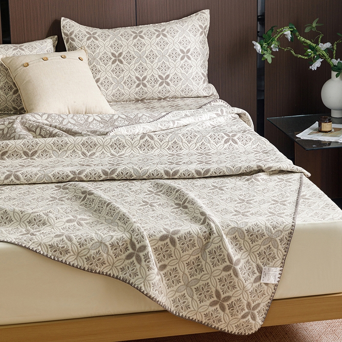 91家纺网 家纺一手货源 找家纺 悦然毛巾被 2026新款全棉三层纱A类多功能毛巾被休闲毯夏被床盖床单 几何序章