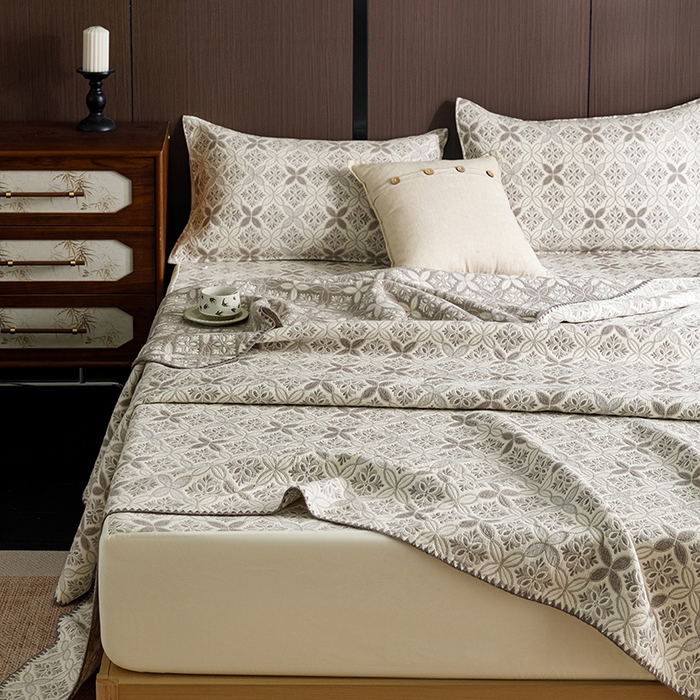 91家纺网 家纺一手货源 找家纺 悦然毛巾被 2026新款全棉三层纱A类多功能毛巾被休闲毯夏被床盖床单 几何序章