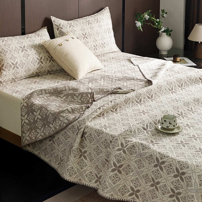 91家纺网 家纺一手货源 找家纺 悦然毛巾被 2026新款全棉三层纱A类多功能毛巾被休闲毯夏被床盖床单 几何序章