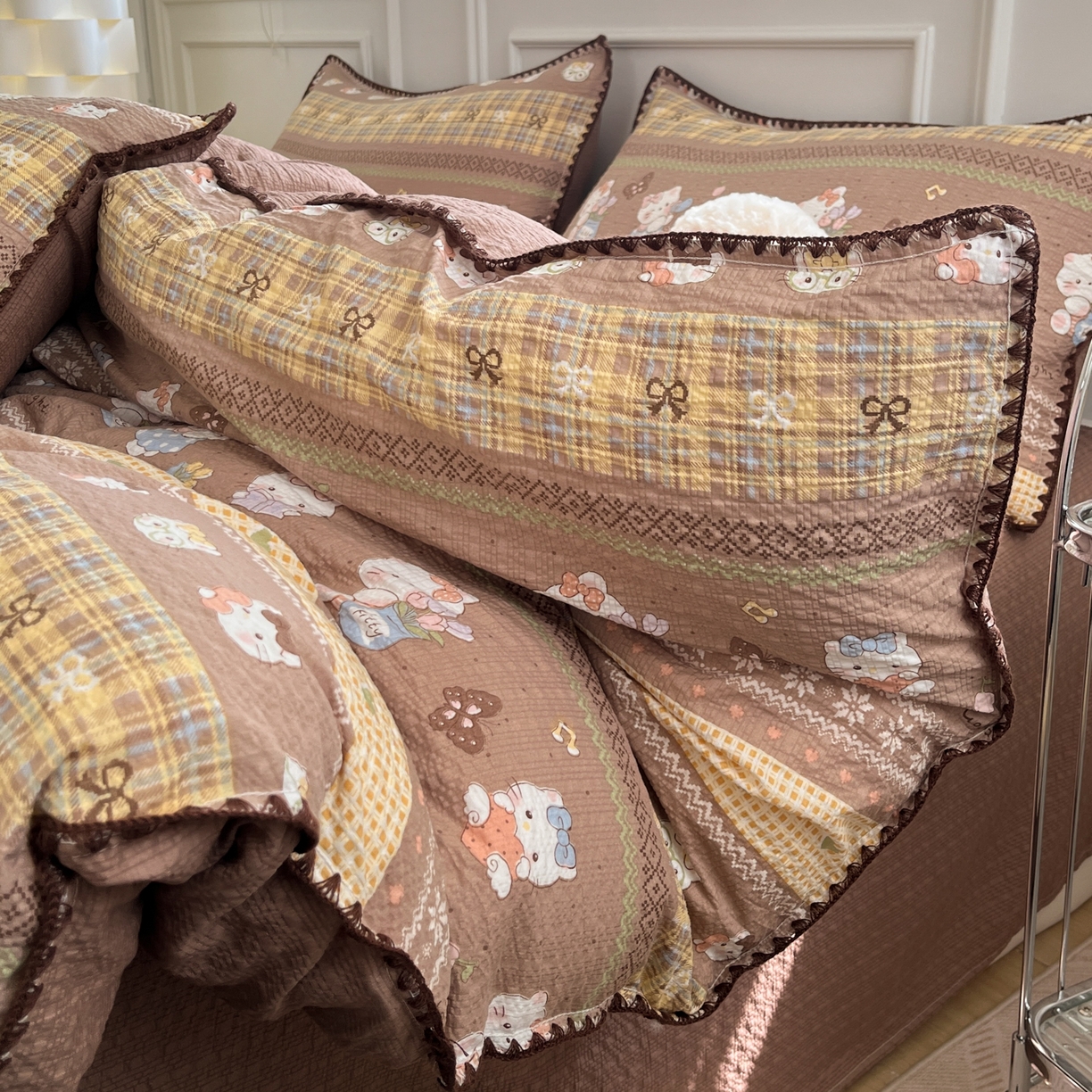 91家纺网 家纺一手货源 找家纺 慕澄家纺 2026新款小清新印花泡芙纱贝壳边四件套 椰棕猫软糖