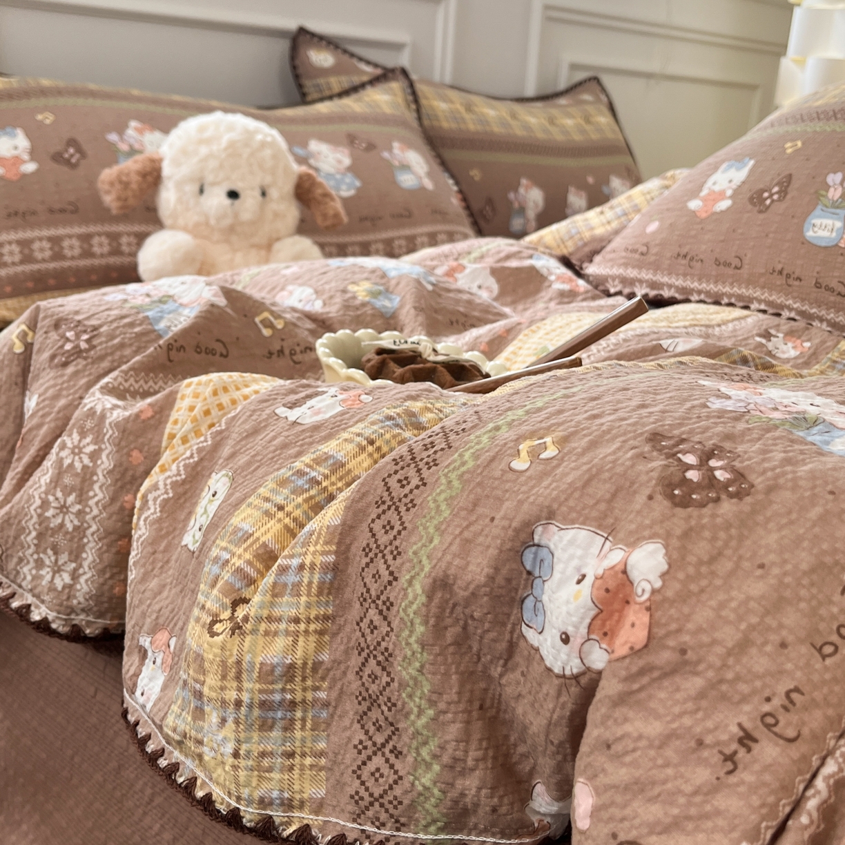 91家纺网 家纺一手货源 找家纺 慕澄家纺 2026新款小清新印花泡芙纱贝壳边四件套 椰棕猫软糖