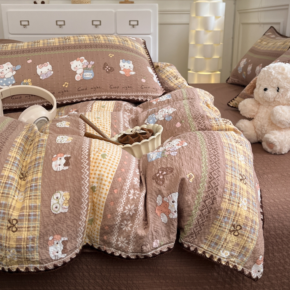 91家纺网 家纺一手货源 找家纺 慕澄家纺 2026新款小清新印花泡芙纱贝壳边四件套 椰棕猫软糖