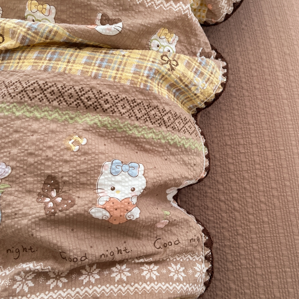 91家纺网 家纺一手货源 找家纺 慕澄家纺 2026新款小清新印花泡芙纱贝壳边四件套 椰棕猫软糖