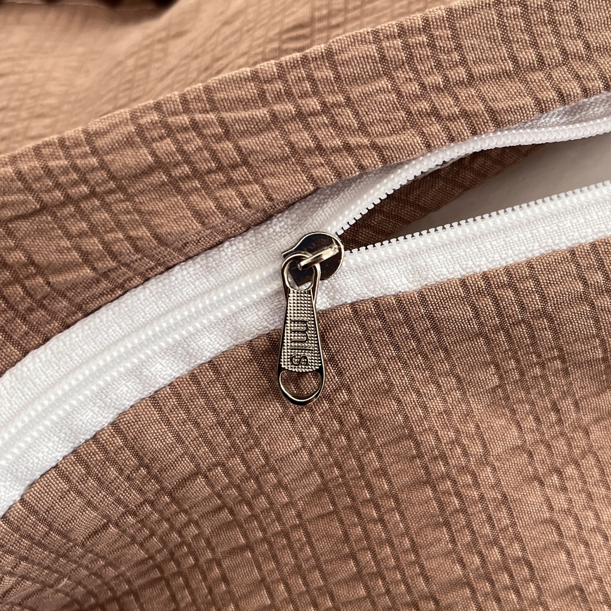 91家纺网 家纺一手货源 找家纺 慕澄家纺 2026新款小清新印花泡芙纱贝壳边四件套 椰棕猫软糖