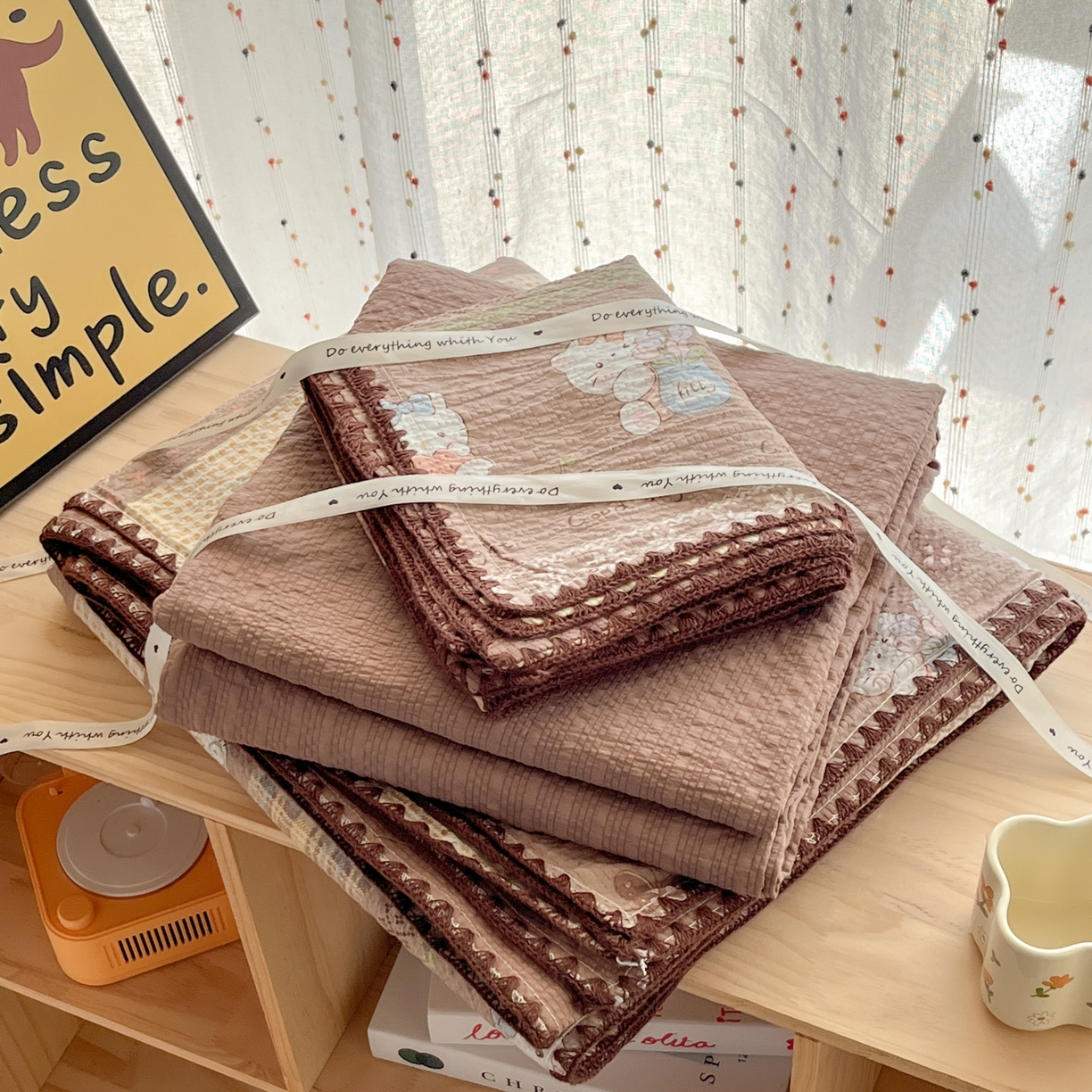 91家纺网 家纺一手货源 找家纺 慕澄家纺 2026新款小清新印花泡芙纱贝壳边四件套 椰棕猫软糖