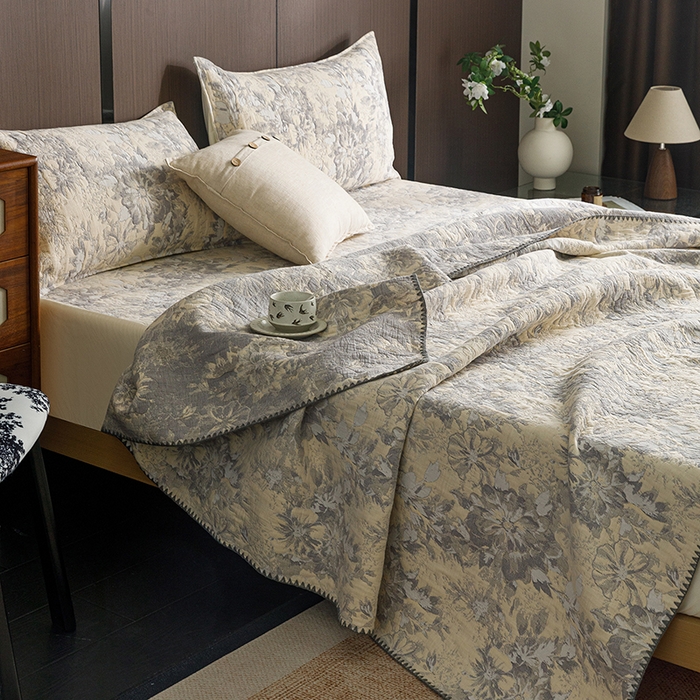 91家纺网 家纺一手货源 找家纺 悦然毛巾被 2026新款全棉三层纱A类多功能毛巾被休闲毯夏被床盖床单 森屿晚星