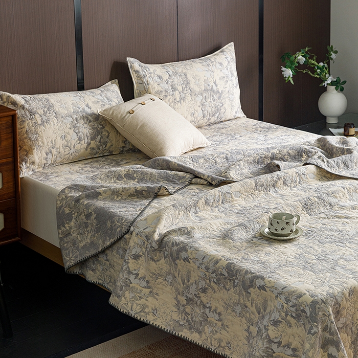 91家纺网 家纺一手货源 找家纺 悦然毛巾被 2026新款全棉三层纱A类多功能毛巾被休闲毯夏被床盖床单 森屿晚星