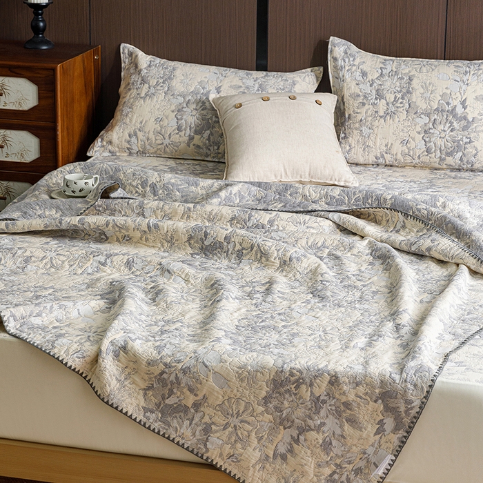 91家纺网 家纺一手货源 找家纺 悦然毛巾被 2026新款全棉三层纱A类多功能毛巾被休闲毯夏被床盖床单 森屿晚星