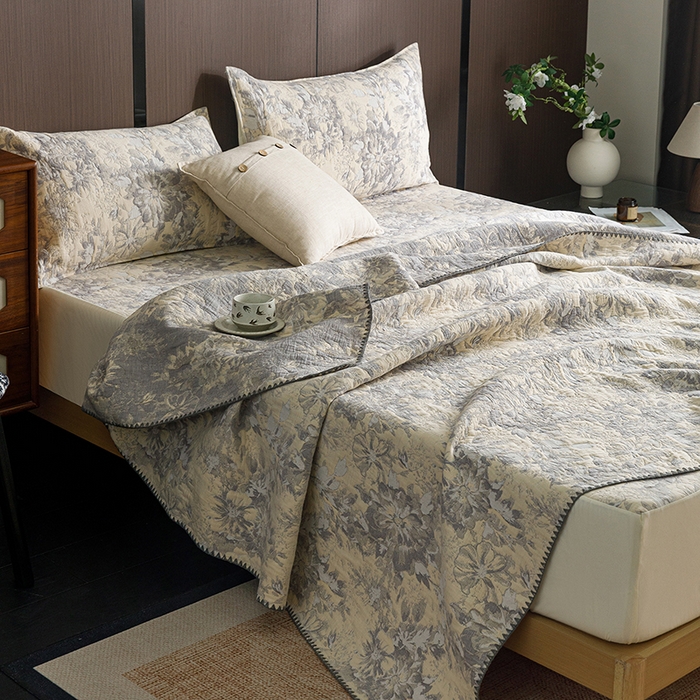 91家纺网 家纺一手货源 找家纺 悦然毛巾被 2026新款全棉三层纱A类多功能毛巾被休闲毯夏被床盖床单 森屿晚星