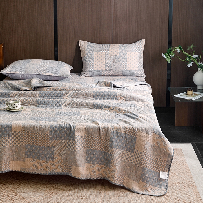 91家纺网 家纺一手货源 找家纺 悦然毛巾被 2026新款全棉三层纱A类多功能毛巾被休闲毯夏被床盖床单 拾光旧梦