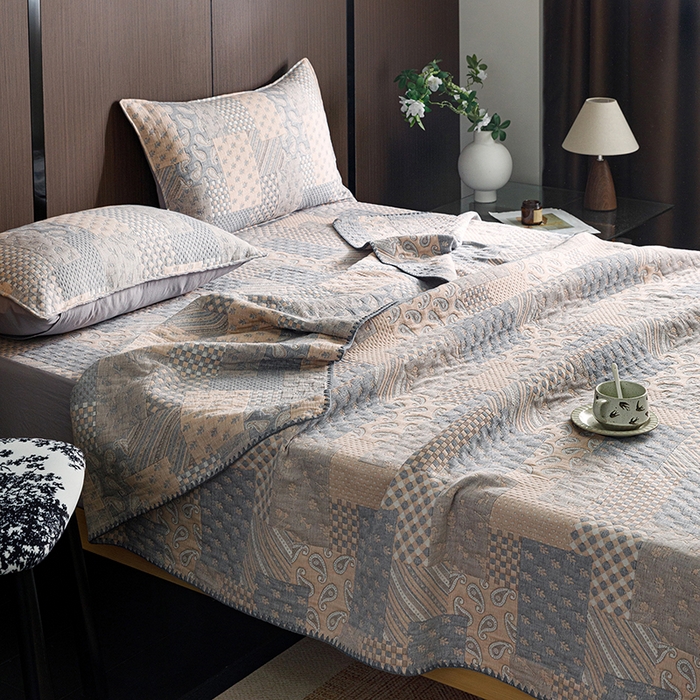 91家纺网 家纺一手货源 找家纺 悦然毛巾被 2026新款全棉三层纱A类多功能毛巾被休闲毯夏被床盖床单 拾光旧梦