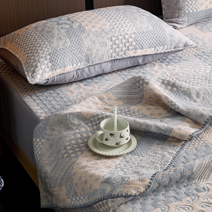 91家纺网 家纺一手货源 找家纺 悦然毛巾被 2026新款全棉三层纱A类多功能毛巾被休闲毯夏被床盖床单 拾光旧梦