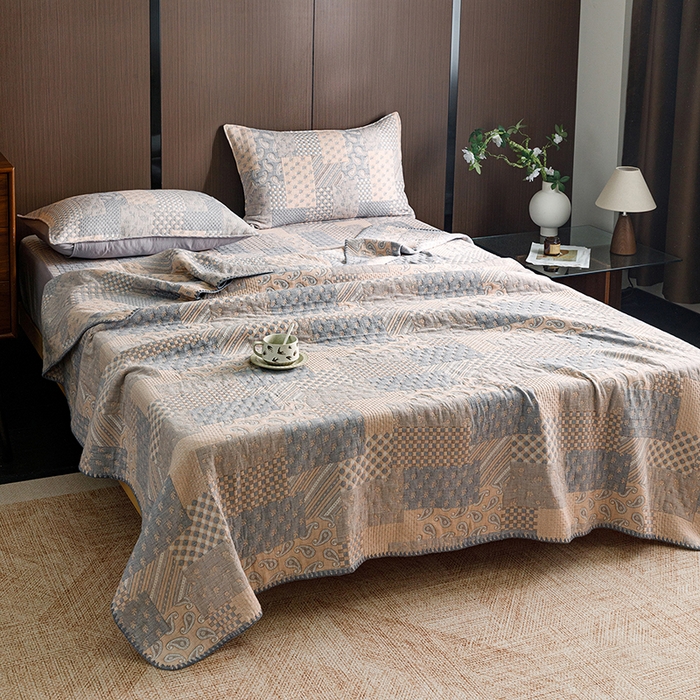 91家纺网 家纺一手货源 找家纺 悦然毛巾被 2026新款全棉三层纱A类多功能毛巾被休闲毯夏被床盖床单 拾光旧梦