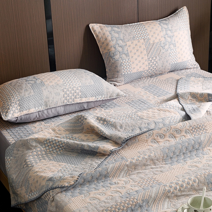 91家纺网 家纺一手货源 找家纺 悦然毛巾被 2026新款全棉三层纱A类多功能毛巾被休闲毯夏被床盖床单 拾光旧梦