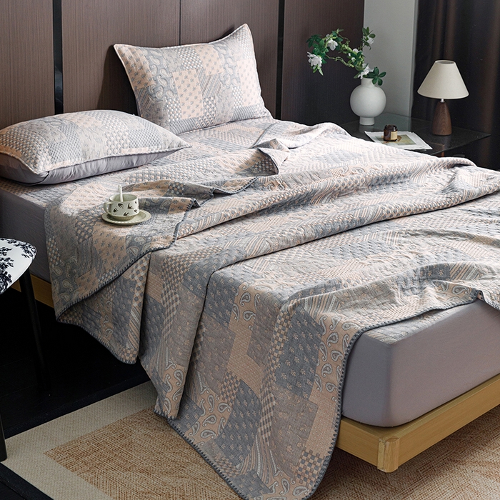 91家纺网 家纺一手货源 找家纺 悦然毛巾被 2026新款全棉三层纱A类多功能毛巾被休闲毯夏被床盖床单 拾光旧梦