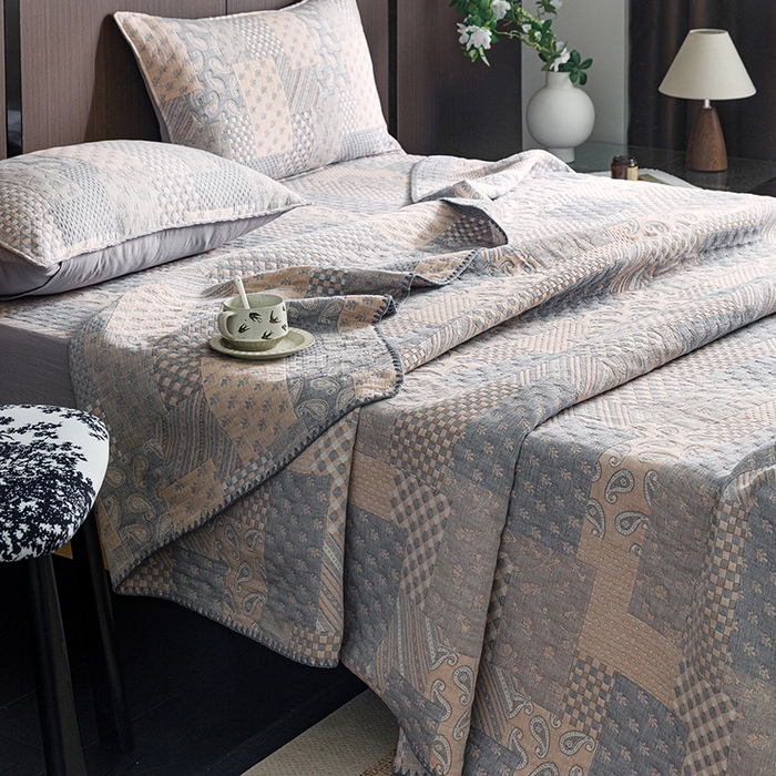 91家纺网 家纺一手货源 找家纺 悦然毛巾被 2026新款全棉三层纱A类多功能毛巾被休闲毯夏被床盖床单 拾光旧梦