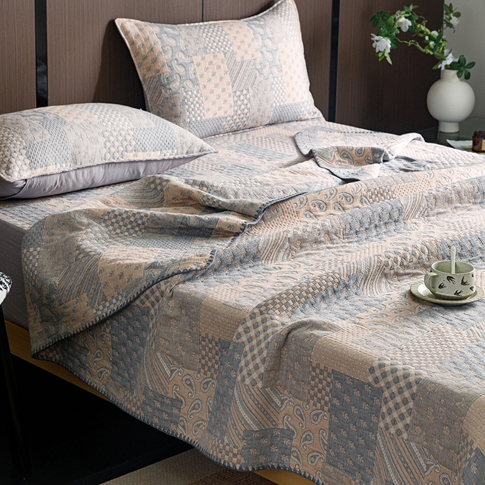 91家纺网 家纺一手货源 找家纺 悦然毛巾被 2026新款全棉三层纱A类多功能毛巾被休闲毯夏被床盖床单 拾光旧梦