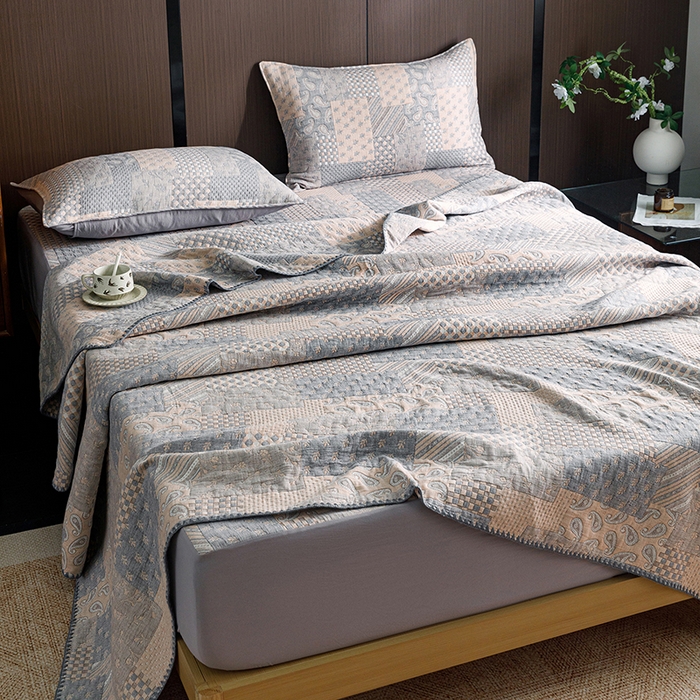 91家纺网 家纺一手货源 找家纺 悦然毛巾被 2026新款全棉三层纱A类多功能毛巾被休闲毯夏被床盖床单 拾光旧梦