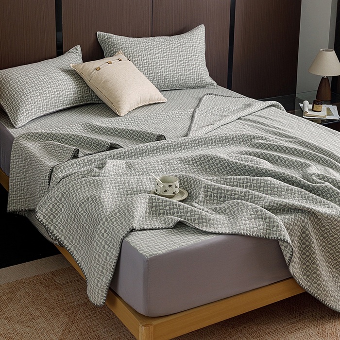 91家纺网 家纺一手货源 找家纺 悦然毛巾被 2026新款全棉三层纱A类多功能毛巾被休闲毯夏被床盖床单 云絮柔织