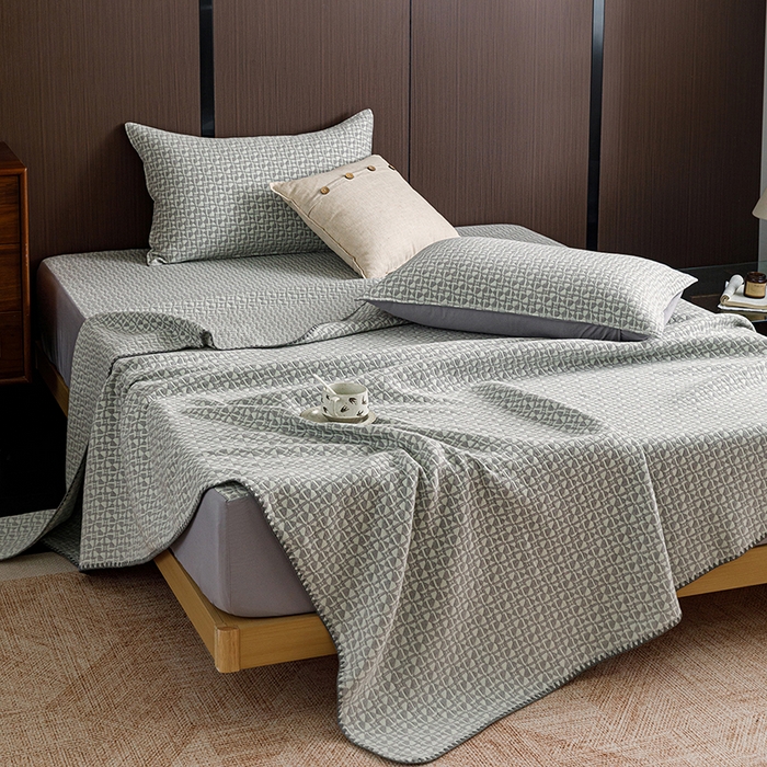 91家纺网 家纺一手货源 找家纺 悦然毛巾被 2026新款全棉三层纱A类多功能毛巾被休闲毯夏被床盖床单 云絮柔织