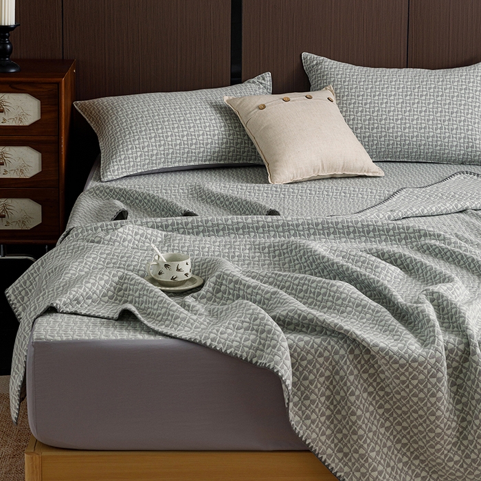 91家纺网 家纺一手货源 找家纺 悦然毛巾被 2026新款全棉三层纱A类多功能毛巾被休闲毯夏被床盖床单 云絮柔织